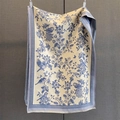 Detalle de bufanda con estampado de flores y aves, tela beige y flecos azules suaves - Azul