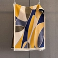 Detail van geometrische gebreide sjaal met franjes in mosterdgeel en marineblauw - Geel