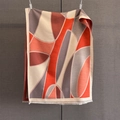 Detail van geometrische sjaal met kleurvlakken en een zachte kasjmierachtige textuur - Oranjerood