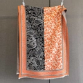 Detalle de bufanda tacto cachemira con motivos paisley jacquard y bordes de flecos blancos - Patchwork negro y naranja