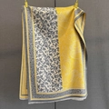 Detalle de chal con estampado paisley gris y amarillo y ribete de flecos delicados - Patchwork Gris Claro Amarillo