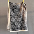 Dettaglio della stampa floreale vintage su sciarpa nera e beige con bordi a frange - Beige Nero (GSJ-526)