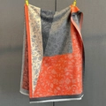 Vue détaillée du motif paisley et des franges blanches sur ce châle chaud coloré - Coutures Orange Gris (GSJ-527-Orange Gris)