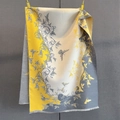 Dettaglio di motivi floreali e farfalle su morbida sciarpa con frange in cashmere - Giallo Grigio (GSJ-528-Giallo Grigio)