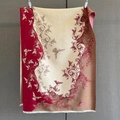 Dettaglio di sciarpa pashmina rossa e beige con motivi jacquard a farfalla e floreali - Rosso Marrone (GSJ-528-Rosso Marrone)