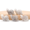 Set di cinque figurine di coniglio in agata naturale con trama in seta intagliata su legno - Agata