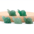 Cinque lumache scolpite in agata di cristallo naturale su supporto di legno - Aventurina verde