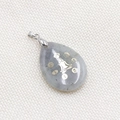 Pendentif goutte en pierre naturelle grise avec gravure de méditation yoga dorée - Labradorite