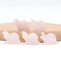 Set di figurine di lumache in quarzo rosa intagliate a mano su base in legno - Quarzo rosa