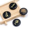 Cuatro piedras de reiki de obsidiana negra con símbolos dorados en bandeja - Ágata negra