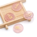 Set de cuatro piedras Reiki de cuarzo rosa con símbolos de curación grabados en oro - Cuarzo rosa