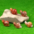Handgeschnitzte 1-Zoll Schneckenfiguren aus rotem Jaspis mit glattem Finish - Bunte Jade