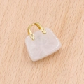 Minicolgante de bolso de cuarzo rosa con elegante asa de metal en color dorado - Cuarzo Hialino (Cuenta Única)