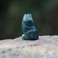 Figurine de chauve-souris en agate naturelle vert foncé sculptée à la main sur pierre - Agate d'Inde