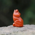 Figurine loup sculptée en jaspe rouge avec facettes géométriques sur pierre - Jaspe Rouge