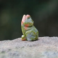 Figurine de loup hurlant sculptée en pierre Unakite naturelle pour collection - Unakite
