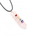 Pendaglio a prisma esagonale in quarzo rosa con filo d'oro rosa e pietre chakra - Quarzo rosa