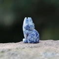 Figurine loup hurlant en pierre de sodalite naturelle avec texture unique tachetée bleue - Pierre à Points Bleus