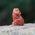 Figurine de loup sculptée en agate rouge naturelle avec texture semi-transparente - Aventurine violette