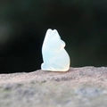 Figurine de chat en opalite sculptée, statue animale en pierre blanche translucide - Opale (Synthétique)