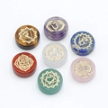 Set de 7 piedras de chakra naturales con símbolos grabados en oro sobre blanco - Juego de Piedras Múltiples con Símbolos de Chakra Grabados