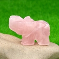 Mini figura de elefante de cuarzo rosa natural tallada sobre guijarros de cristal - Cuarzo rosa
