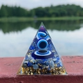 Lapis-Lazuli-Orgon-Pyramide mit blauem bösem Blick und Goldfolien-Dekor aus Harz - Blauer Stil M1 (Böser Blick Oben)