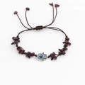 Bracciale intrecciato con pietre rosse, ciondolo mano di Fatima e occhio di Allah - Granato