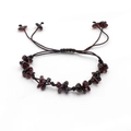 Handgewebtes Armband mit unregelmäßigen dunkelroten Granatsteinen und brauner Kordel - Granat