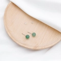 Elegante runde Ohrstecker aus grünem Naturkristall mit Silberstiften und Silikonverschlüssen - Grüner Aventurin