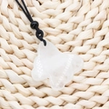 Pendentif papillon en pierre naturelle blanche avec collier en cordon noir élégant - Avec lanière / Cristal blanc