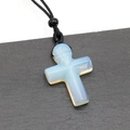 Kreuzhalskette mit lichtdurchlässigem Opalit-Anhänger und schwarzer Kordelkette - Opal (Synthetisch)