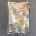 Détail d'une écharpe toucher cachemire avec franges et motif jacquard floral réversible - Jaune Gris