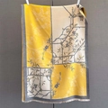 Détail de la texture jacquard florale et franges blanches sur écharpe jaune et grise - 190*68cm / Jaune (GSJ-590-Jaune)