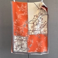 Détail macro d'une écharpe toucher cachemire avec motifs floraux orange et franges - 190*68cm / Orange (GSJ-590-Orange)