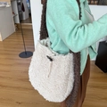 Bolso de peluche blanco con correa ajustable marrón y cierre de botón de cuerno - Color de Contraste Crema Cacao (Correa Ajustable)