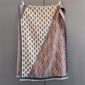 Dettaglio di sciarpa bicolore con stampa paisley e bordi con frange decorative - 190*65cm / Marrone (GSJ-559)