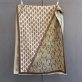 Dettaglio di sciarpa con motivo paisley e frange in toni beige e verde - 190*65cm / Verde Matcha (GSJ-559)