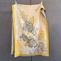 Dettaglio di sciarpa in finto cashmere con fiori blu e bordi sfrangiati color giallo - 190*65cm / Giallo