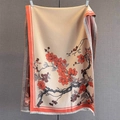 Dettaglio sciarpa vintage con stampa floreale, fiori d'arancio e sottili frange bianche - Rosso Arancio