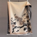 Dettaglio di sciarpa effetto cashmere con motivo jacquard floreale e frange - Cachi