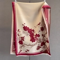 Dettaglio di sciarpa beige effetto cashmere con fiori di pruno rossi e bordi a frange - Rosso