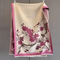 Dettaglio della sciarpa floreale vintage con fiori di ciliegio rosa e bordi a frange - Fucsia
