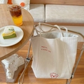 Tragetasche aus cremeweißem Segeltuch mit roter Stickerei und Hundemotiv im Café - Faith Off-White Stickerei (Doppelseitig Verdickt)