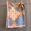 Sciarpa jacquard spessa con motivi vintage di cinture e cuori in blu e marrone - 185*67cm / Blu Reale
