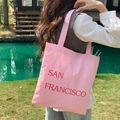 Foto outdoor di modella con borsa tote in nylon rosa e stampa rossa San Francisco sul lato - Rosa