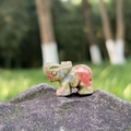 Figura de elefante en miniatura tallada a mano en unakita natural con tonos verde y rosa - Unakita