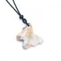 Pendentif papillon en agate naturelle grise et orange avec cordon noir tressé - Avec lanière / Agate Folle
