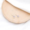 Minimalistische Amethyst-Ohrstecker mit Silberstiften und Silikonverschlüssen - Synthetischer Opal