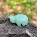 Statuetta di tartaruga in avventurina verde scolpita su base di pietra naturale - Avventurina Verde